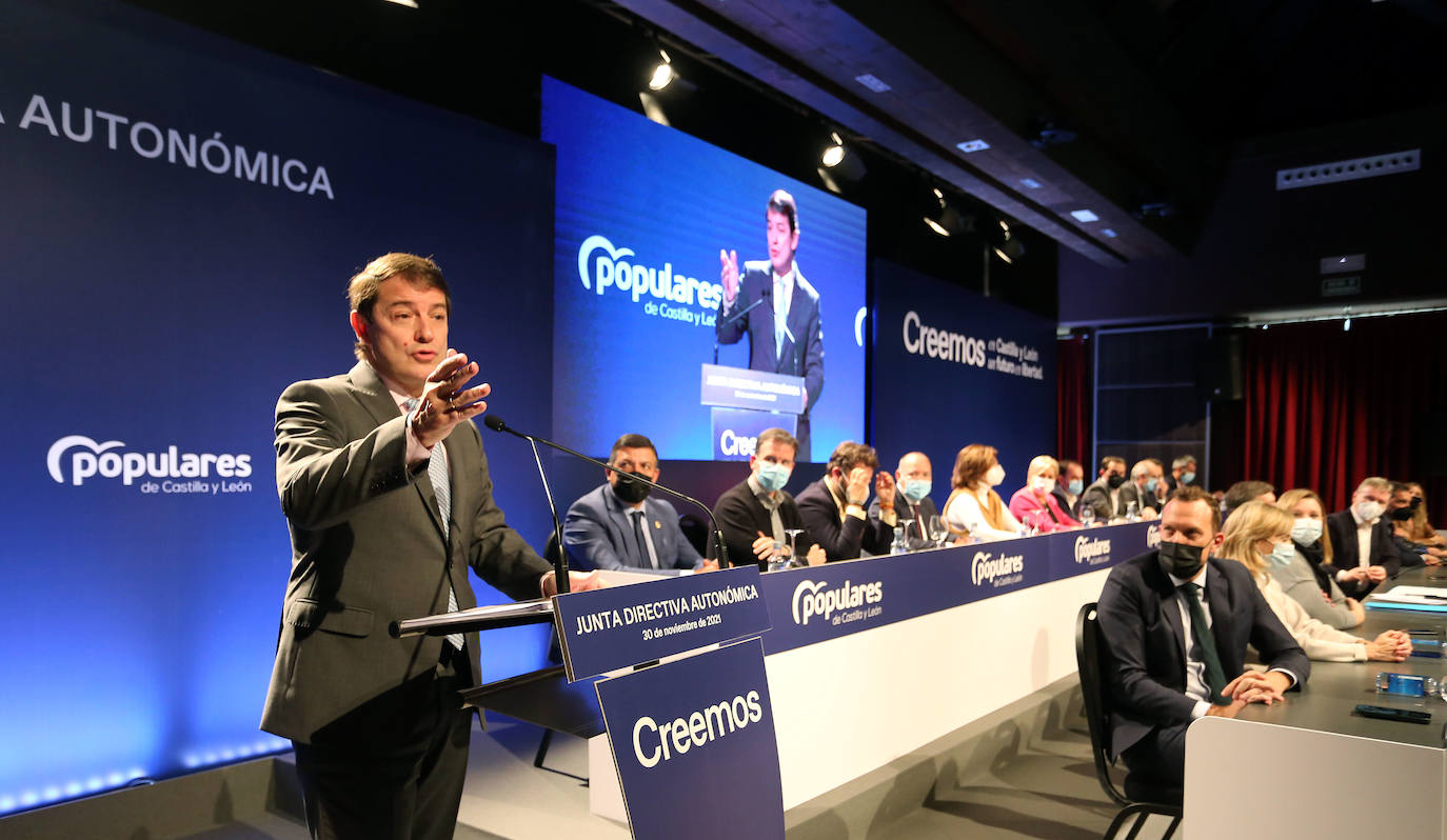 El presidente del PP de Castilla y León, Alfonso Fernández Mañueco, clausura la reunión de la Junta Directiva Autonómica.