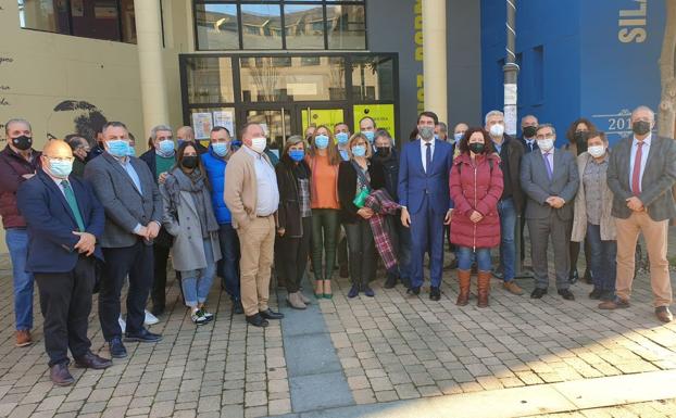 Foto de familia a la conclusión del acto oficial en el que se ha rubricado el convenio entre Gobierno y Junta de Castilla y León para la recuperación de zonas mineras. El convenio está vigente hasta 2025.