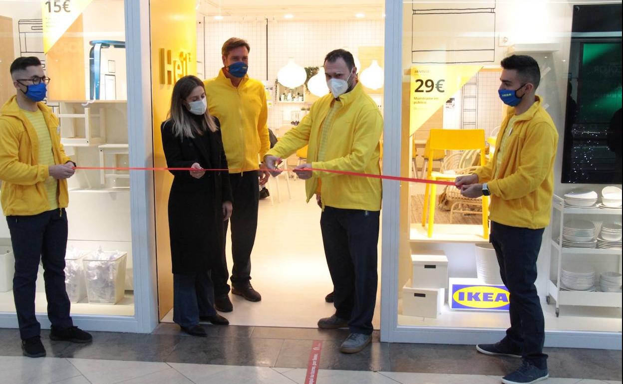 La concejala de Comercio, Lorena Valle, y el director del nuevo espacio de Ikea en Ponferrada, durante la inauguración.