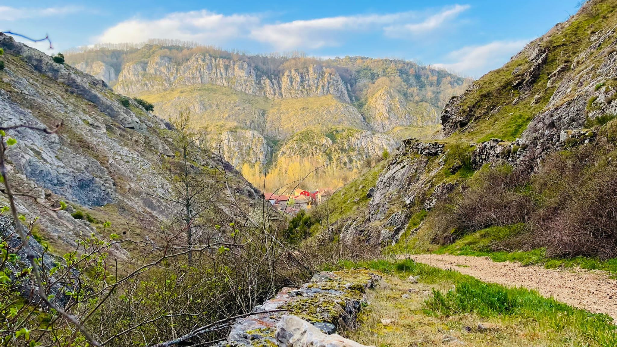 Varios amigos lideran una iniciativa que ha permitido a los amantes del trail disfrutar del entorno del valle de Gordón.