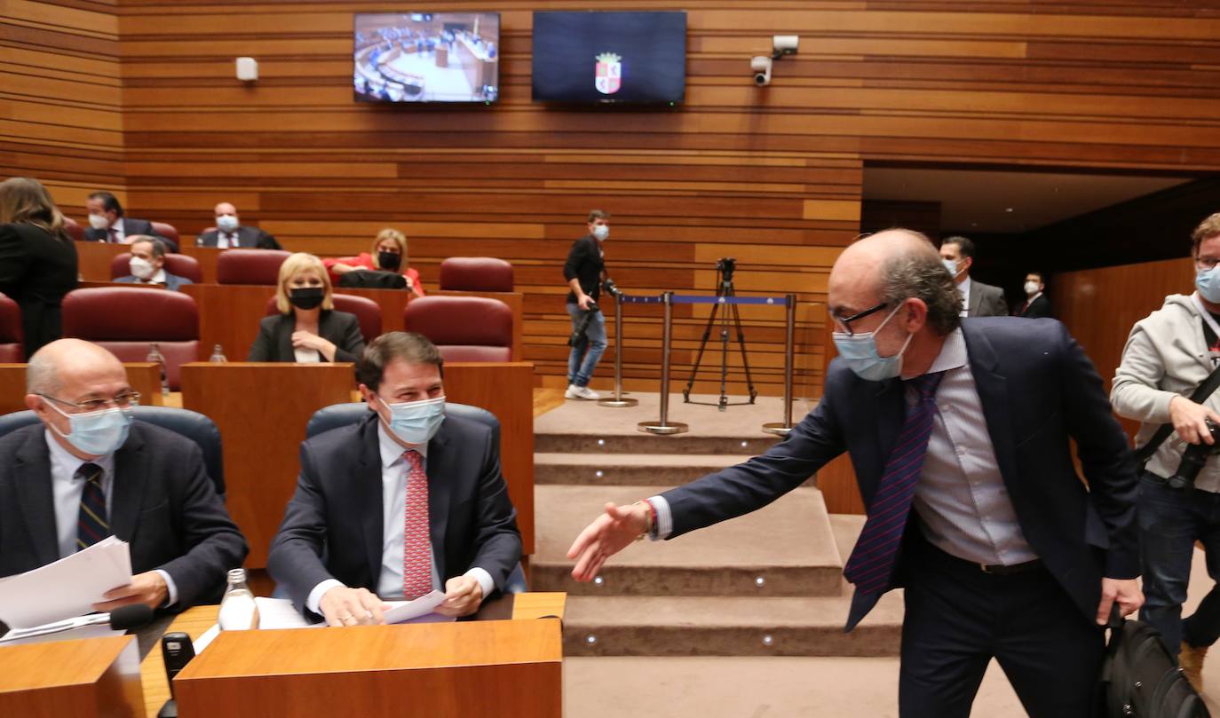 El presidente de ja Junta, Alfonso Fernández Mañueco, y el vicepresidente, Francisco Igea, durante el Pleno de las Cortes junto a otros procuradores.