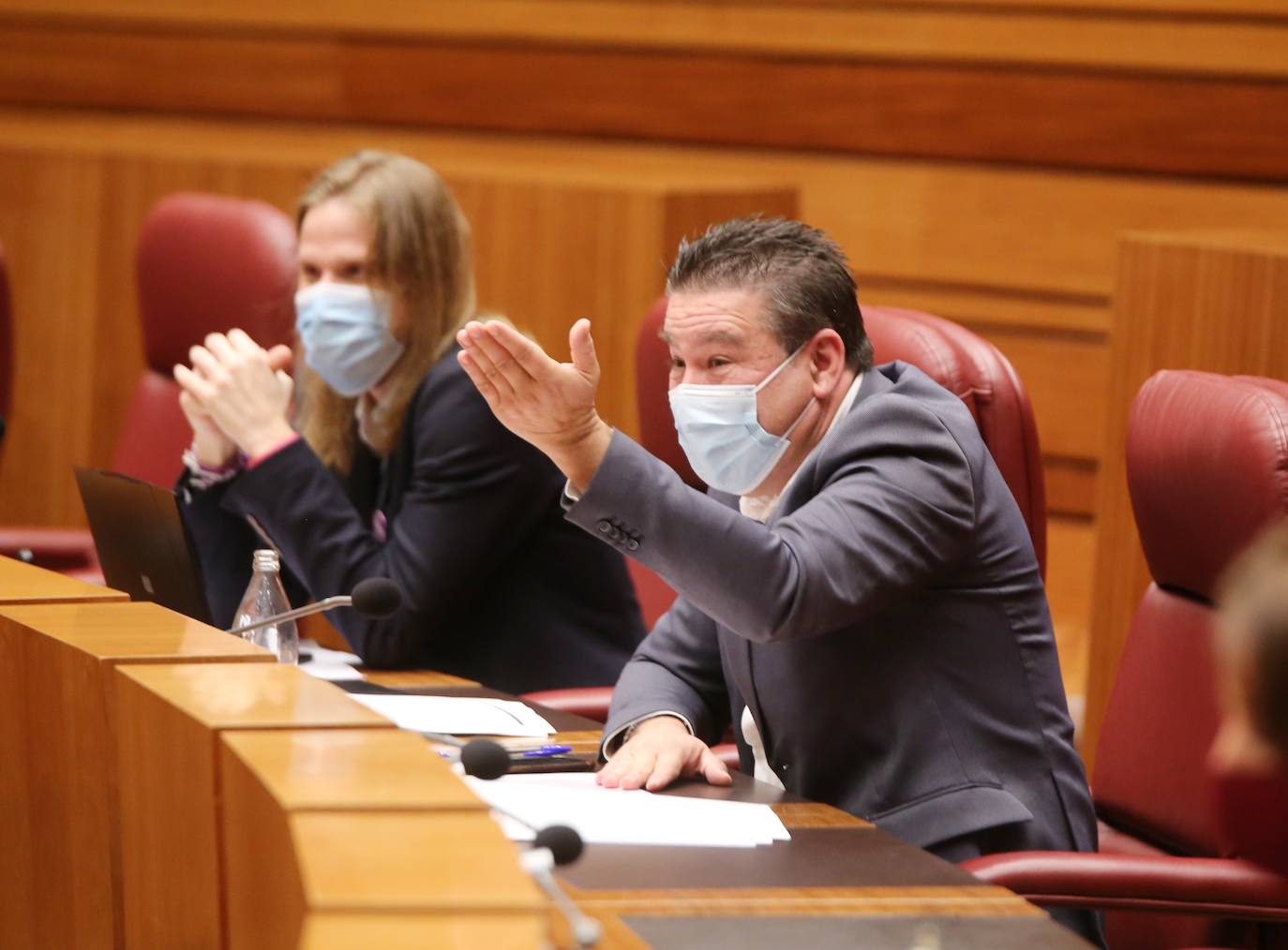 El presidente de ja Junta, Alfonso Fernández Mañueco, y el vicepresidente, Francisco Igea, durante el Pleno de las Cortes junto a otros procuradores.