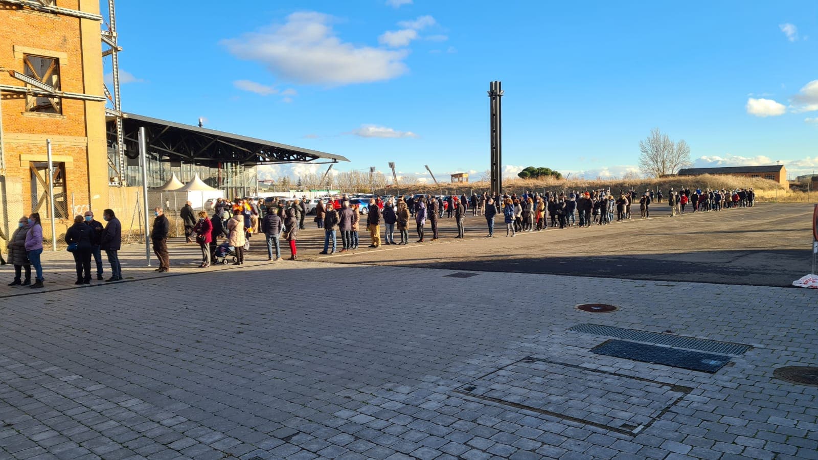 La cola frente al Palacio de Exposiciones recuerda a la vista durante los meses de verano con los llamamientos masivos para recibir la primera y segunda dosis de la vacuna contra la covid | Este miércoles están convocados todos los nacidos en 1957 y 1958