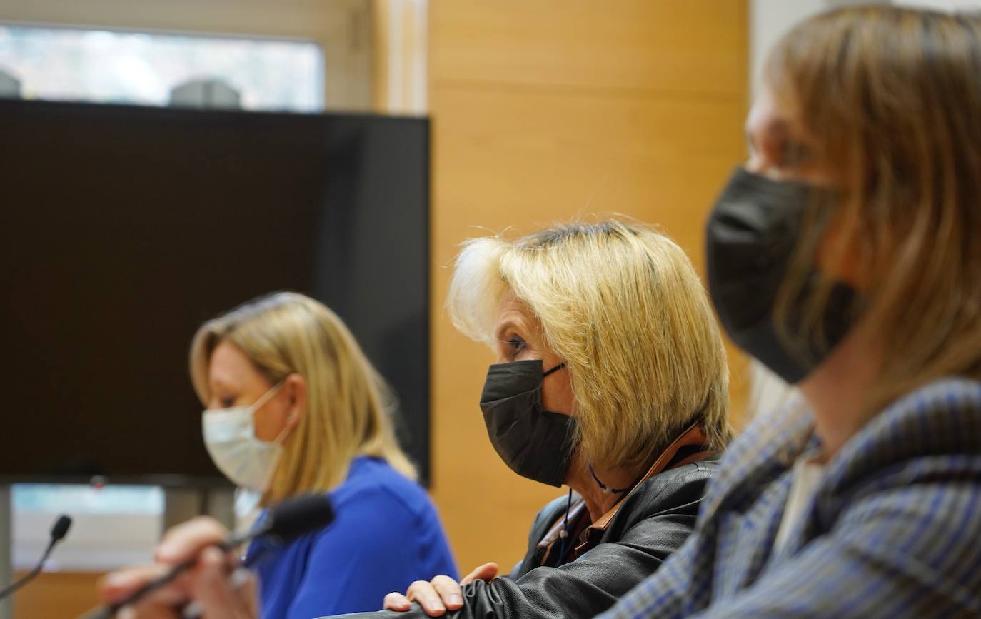 Las consejeras de Sanidad, Verónica Casado; de Familia e Igualdad de Oportunidades, Isabel Blanco; y de Educación, Rocío Lucas, presentan la ''Estrategia regional de prevención del suicidio''.