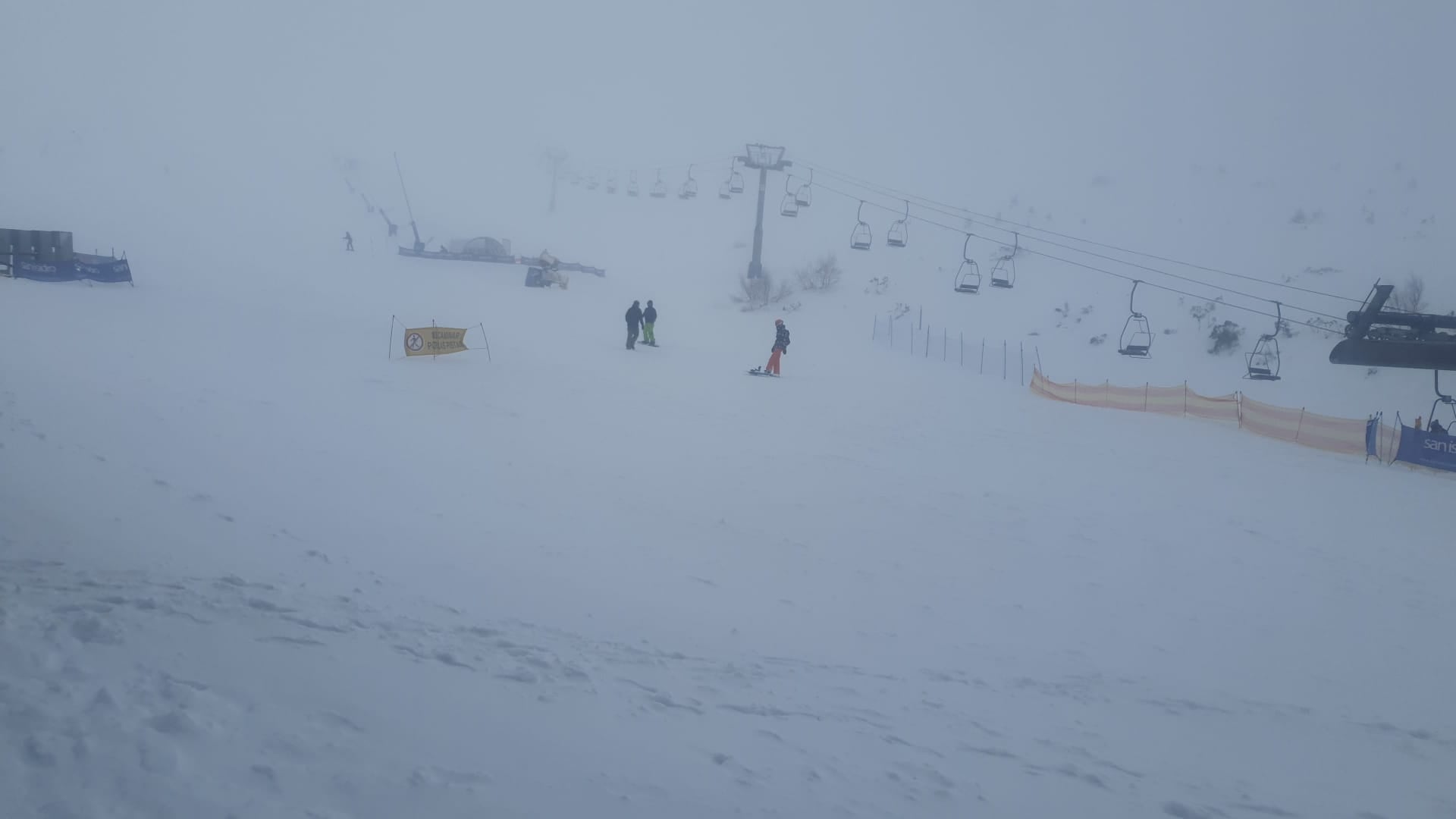 Las tormentas han sido una constante en la apertura de la nueva temporada | La oferta de San Isidro se suma a la de Leitariegos, que abrió en la jornada dominical. 