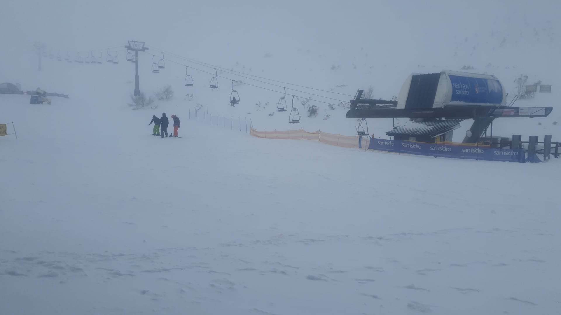 Las tormentas han sido una constante en la apertura de la nueva temporada | La oferta de San Isidro se suma a la de Leitariegos, que abrió en la jornada dominical. 