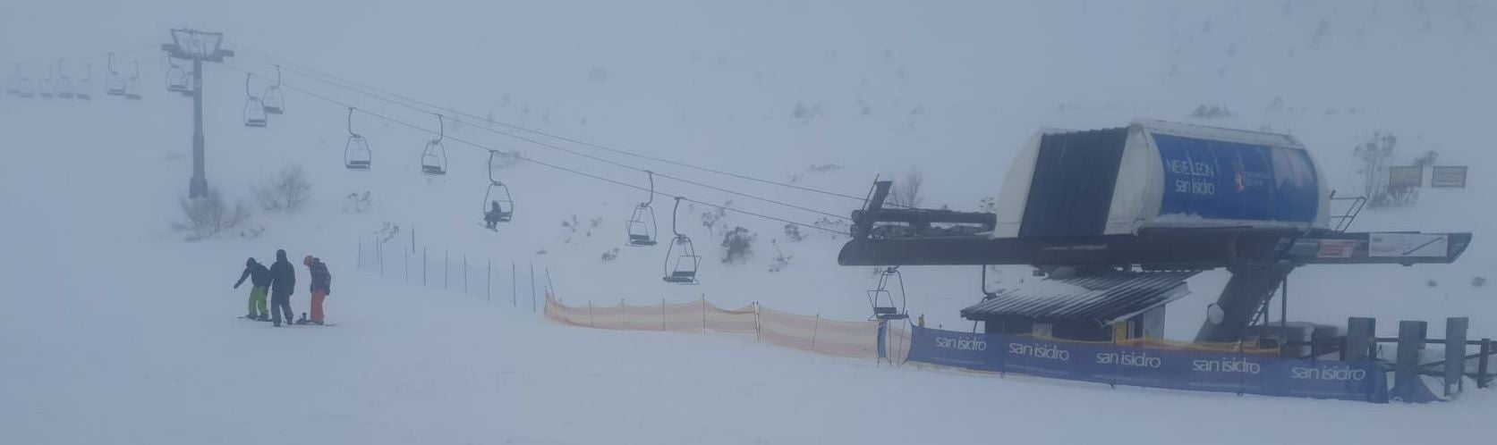 Las tormentas han sido una constante en la apertura de la nueva temporada | La oferta de San Isidro se suma a la de Leitariegos, que abrió en la jornada dominical. 