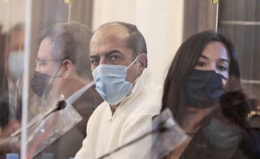 Uno de los acusados, en el centro, durante la primera sesión que se sigue por el crimen de Villaobispo. 