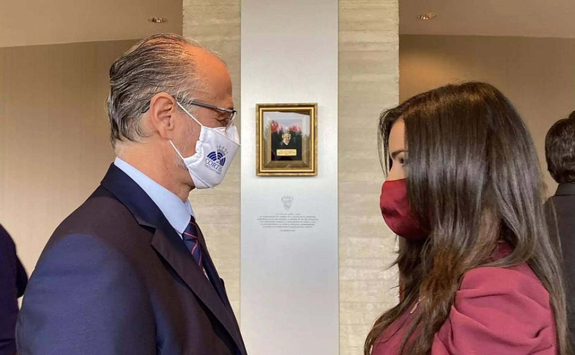 La leonesa Ana Gutiérrez García, hija del médico Antonio Gutiérrez González, coordinador del centro de salud de Eras de Renueva en León y que falleció en abril del pasado año a consecuencia del covid, ha representado a las víctimas durante el acto de entrega de la Medalla de Oro de las Cortes a los sanitarios y sociosanitarios de la Comunidad.