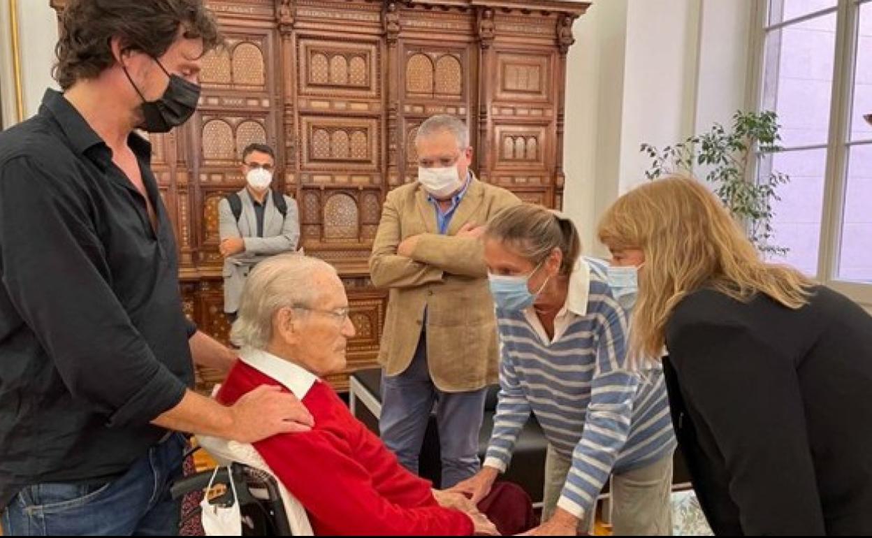 Oriol Bohigas (en el centro de la imagen) con su familia, la consejera de Cultura, Natalia Garriga (a la derecha) y el director del Archivo Nacional, Francesc Balada. 