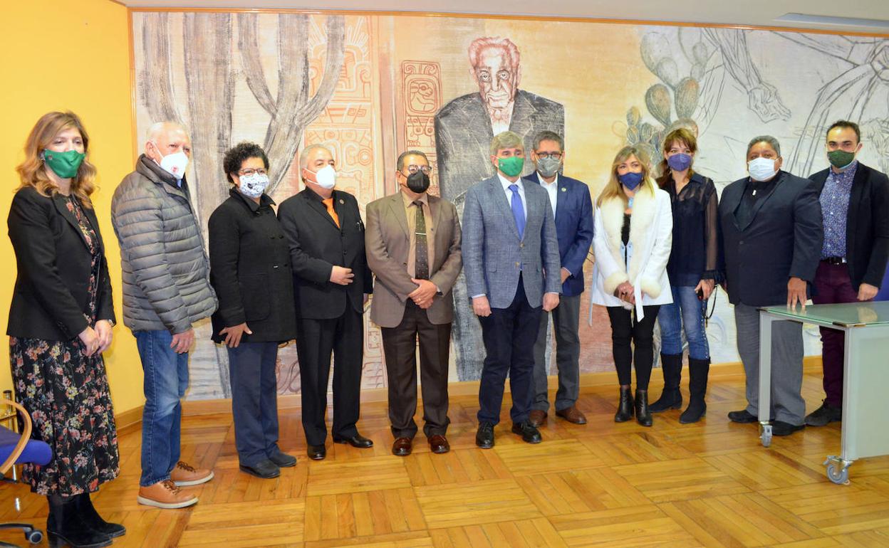 Foto de familia de los representantes de las universidades de León y Tlaxcala.