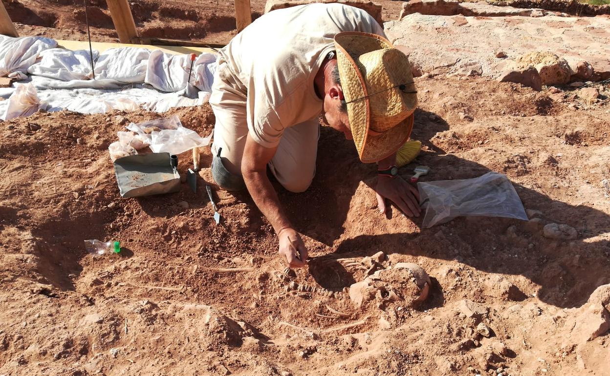 Un hombre trabaja en el descubrimiento de armas medievales.