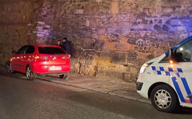 Efectivos de la Policía Local en el lugar del suceso. Este miércoles se comprobarán los daños en la muralla. 