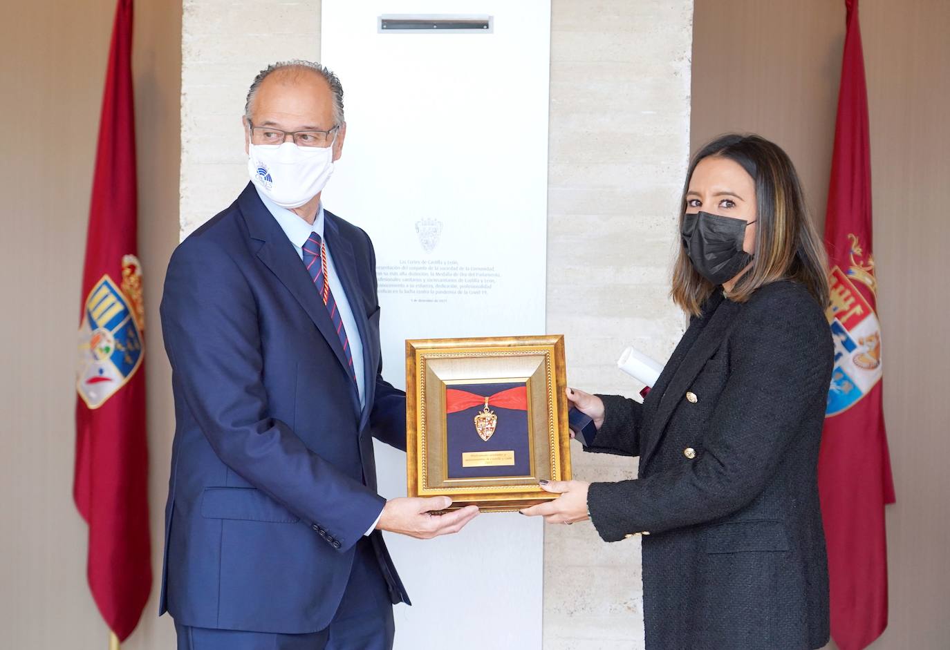 La leonesa Ana Gutiérrez García, hija del médico Antonio Gutiérrez González, coordinador del centro de salud de Eras de Renueva en León y que falleció en abril del pasado año a consecuencia del covid, representa a las víctimas durante el acto de entrega de la Medalla de Oro de las Cortes a los sanitarios y sociosanitarios de la Comunidad | Denuncian la desmotivación de los profesionales por «decisiones no acertadas» y advierten de que la crisis ha sacado a la luz carencias del sistema sanitario. 