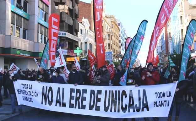 Galería. Los trabajadres de Unicaja retoman las jornadas de huelga y denuncian los escasos avances en las negociaciones con Unicaja Banco.