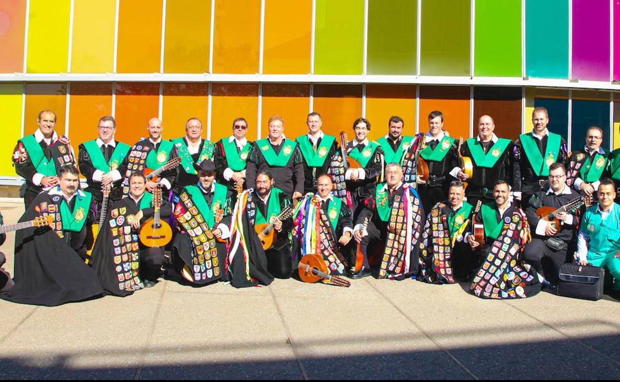 Imagen de la tuna de la universidad frente al Musac.