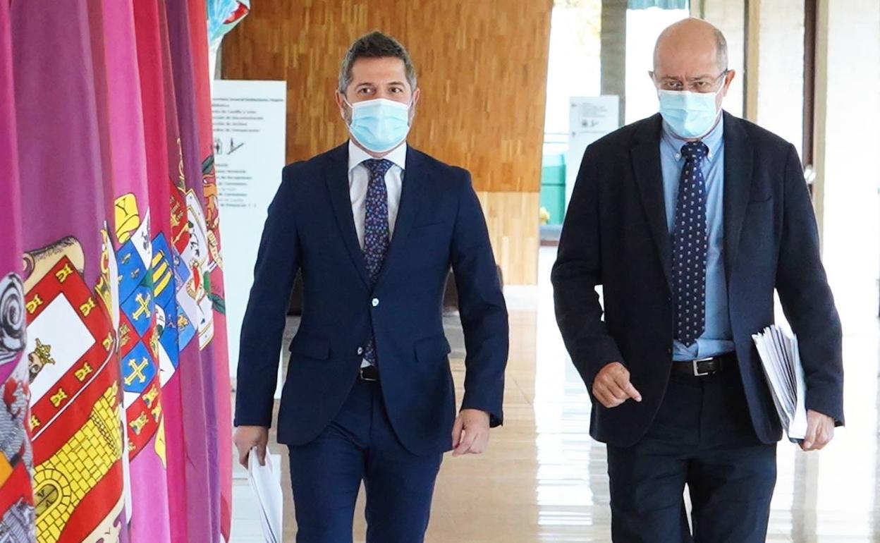 Francisco Igea se dirige a al sala de prensa donde da cuenta del contenido del consejo de gobierno.