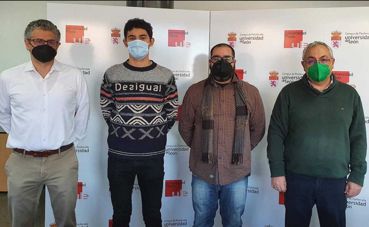 El director de la Fundación Cupa Group, Diego Freire, junto a los alumnos becados.