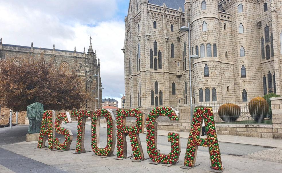 Letras de Astorga situadas enfrente del Palacio Episcopal | El encendido de las luces de navidad de Ferrero Rocher tendrá lugar este viernes, 3 de diciembre..