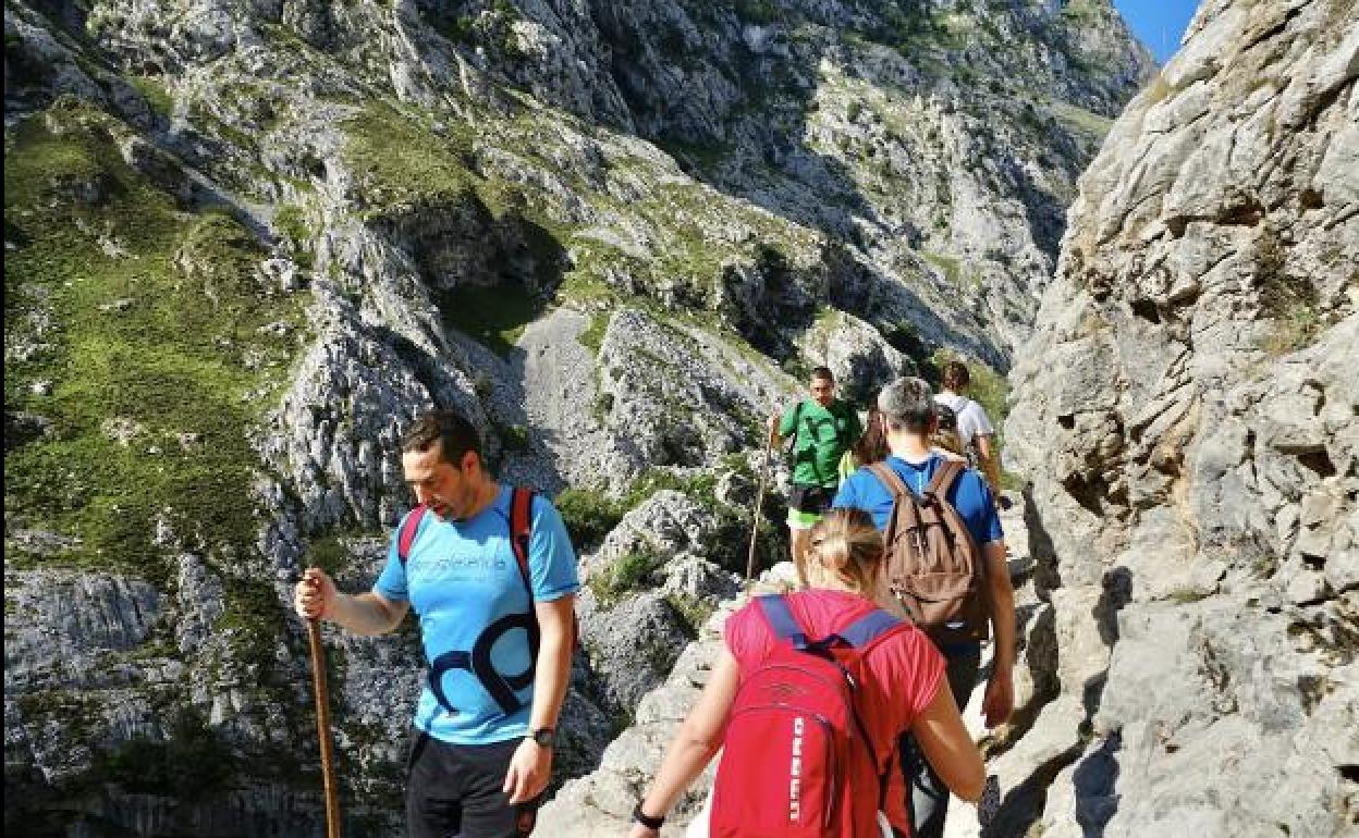 Senderistas en la Ruta del Cares durante el verano, en la época de mayor afluencia.