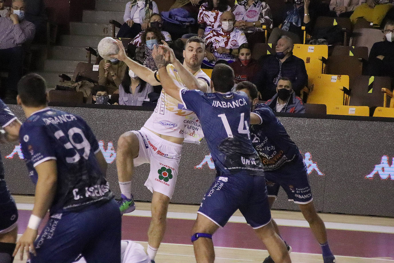 El conjunto leonés sumó una nueva derrota ante el conjunto gallego en un buen ambiente presentado por el Palacio de los Deportes