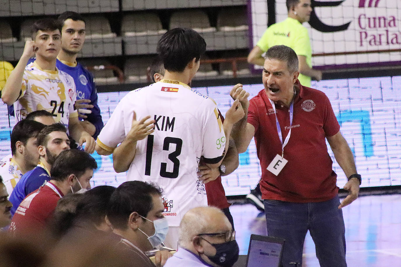 El conjunto leonés sumó una nueva derrota ante el conjunto gallego en un buen ambiente presentado por el Palacio de los Deportes