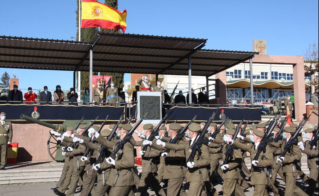 En la imagen, varios soldados desfilan este sábado en la base Conde de Gazola de León.