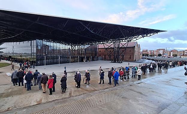 Galería. La cola da la vuelta al Palacio de Exposiciones desde primera hora de la jornada.