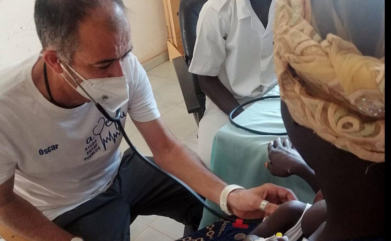 El médico vallisoletano y portavoz de la asociación Ayepu en Gambia, Óscar Hugo Martín trabaja en varias localidades de Gambia la zona.