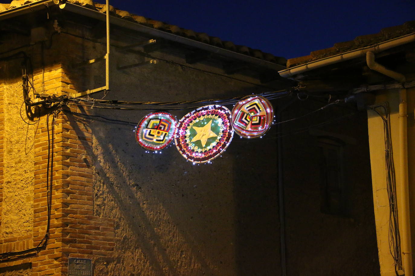 La localidad leonesa enciende su famoso árbol de Navidad realizado a ganchillo por las vecinas del pueblo.