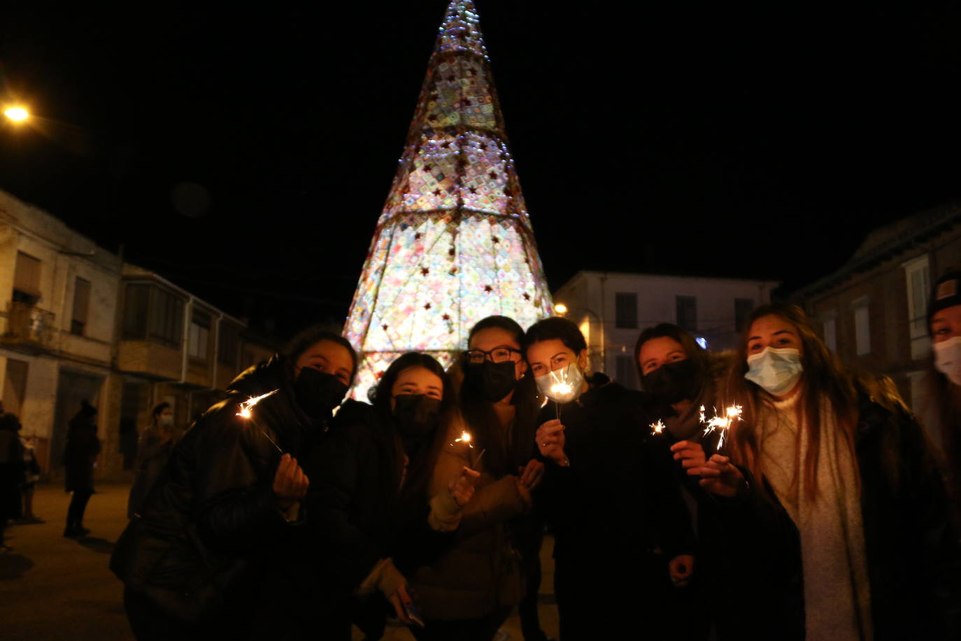 La localidad leonesa enciende su famoso árbol de Navidad realizado a ganchillo por las vecinas del pueblo.