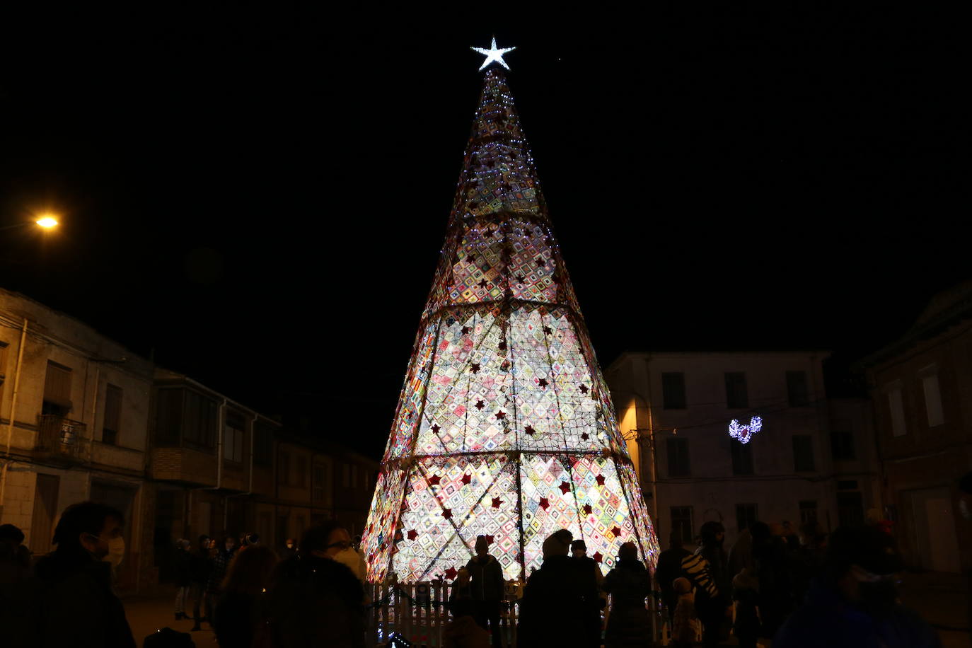 La localidad leonesa enciende su famoso árbol de Navidad realizado a ganchillo por las vecinas del pueblo.