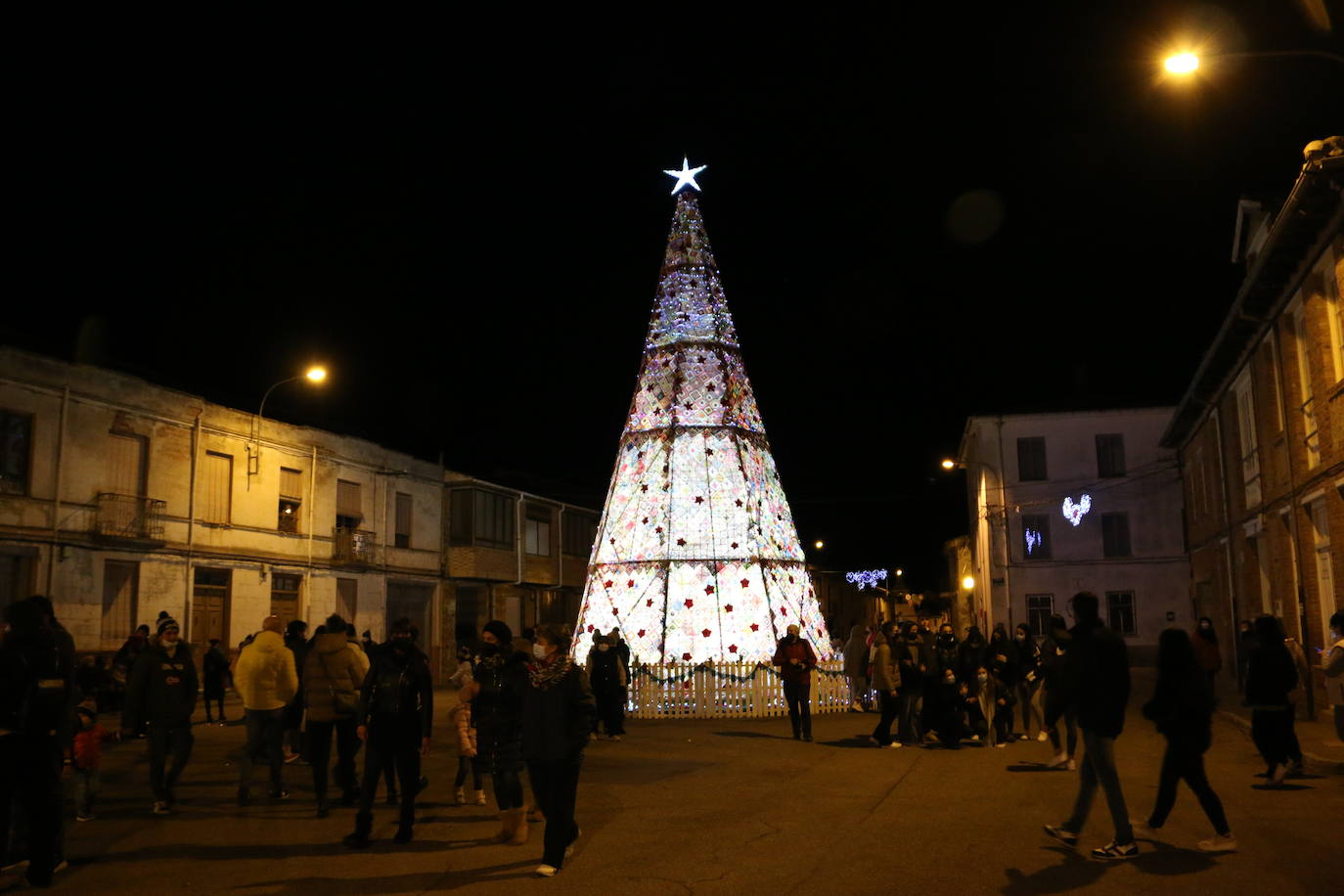 La localidad leonesa enciende su famoso árbol de Navidad realizado a ganchillo por las vecinas del pueblo.