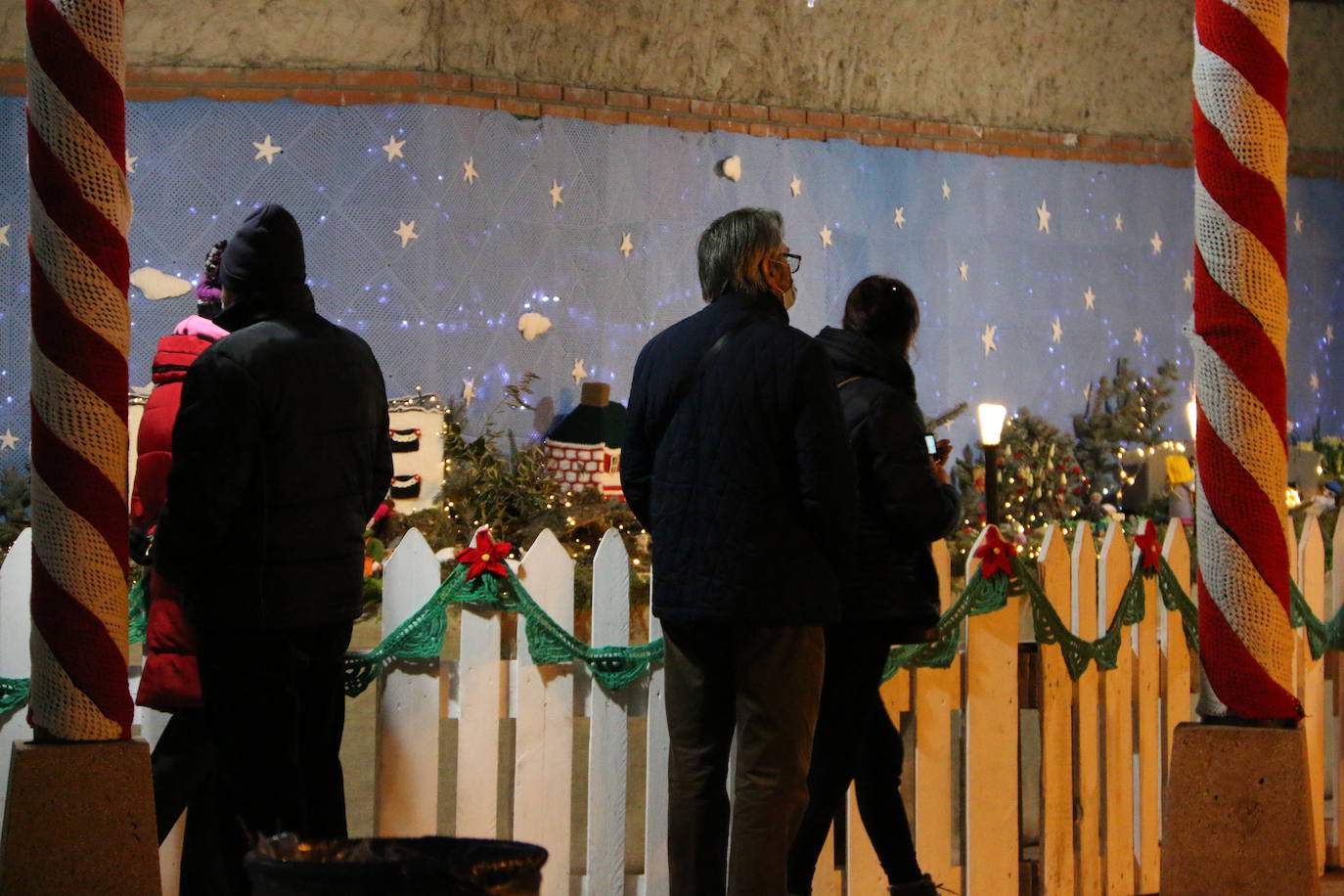 La localidad leonesa enciende su famoso árbol de Navidad realizado a ganchillo por las vecinas del pueblo.