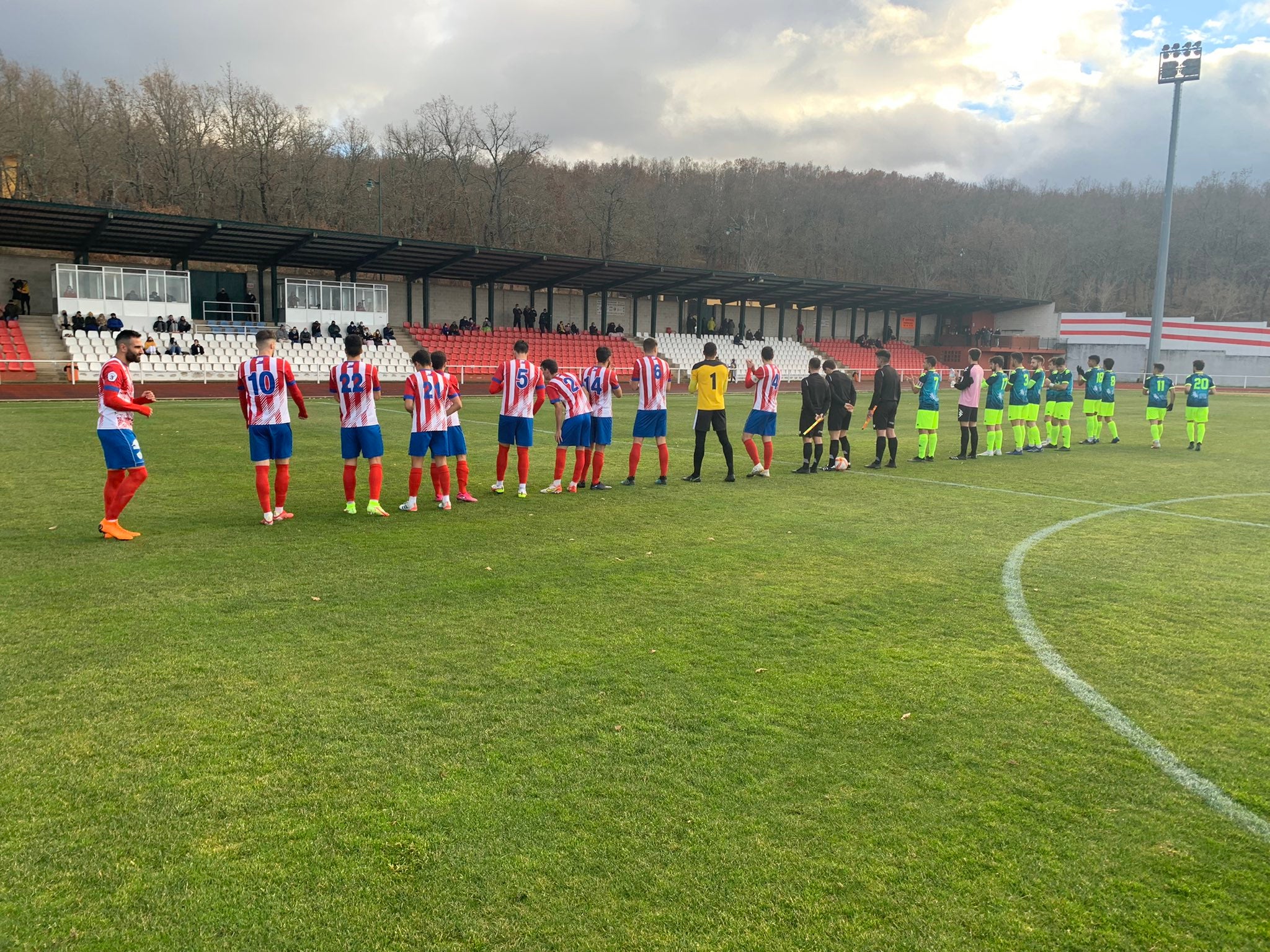 El conjunto berciano desperdició dos goles de renta y suma un empate ante el Atlético Tordesillas.