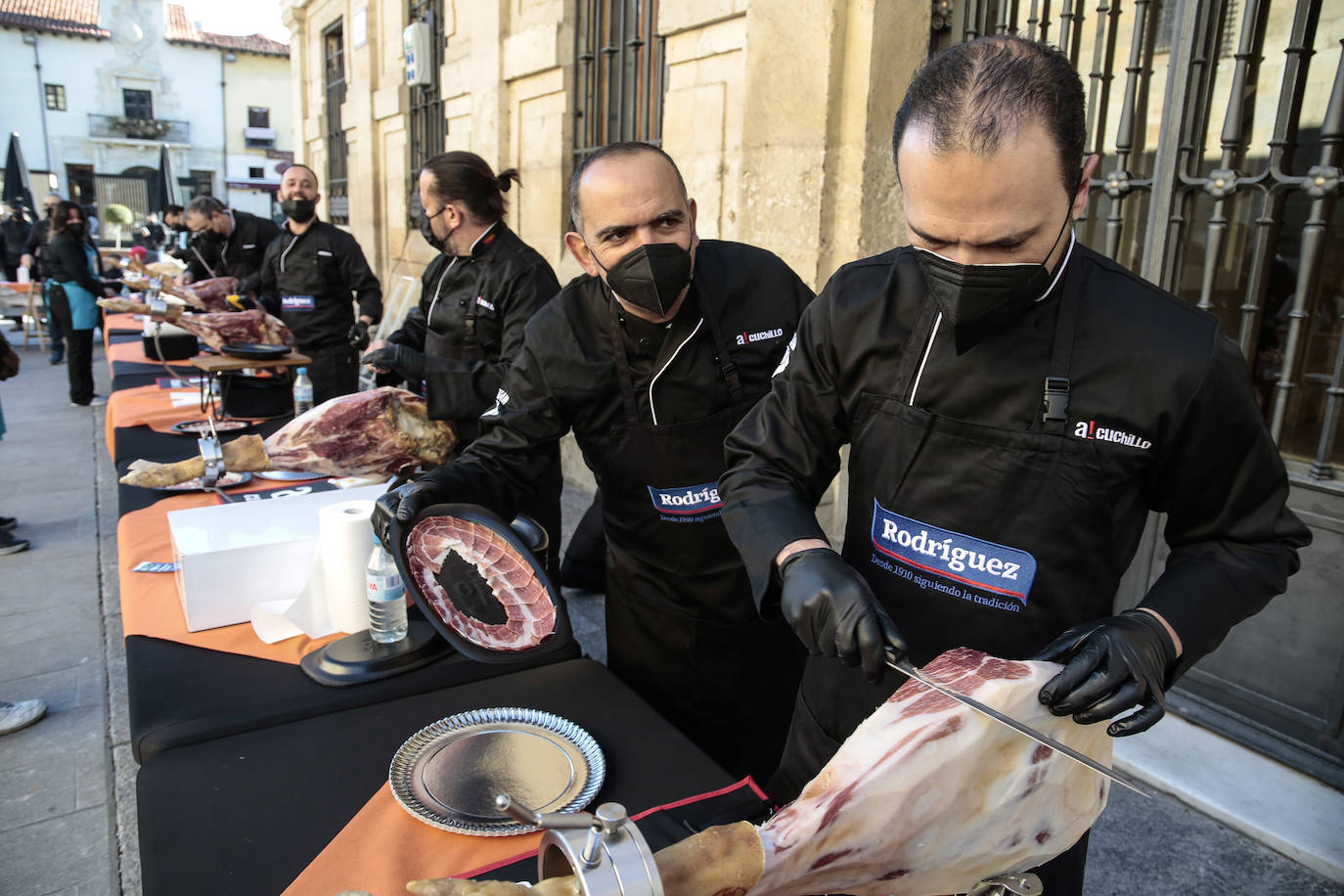 Centenares de personas participan en el corte de platos de jamón por una acción benéfica.