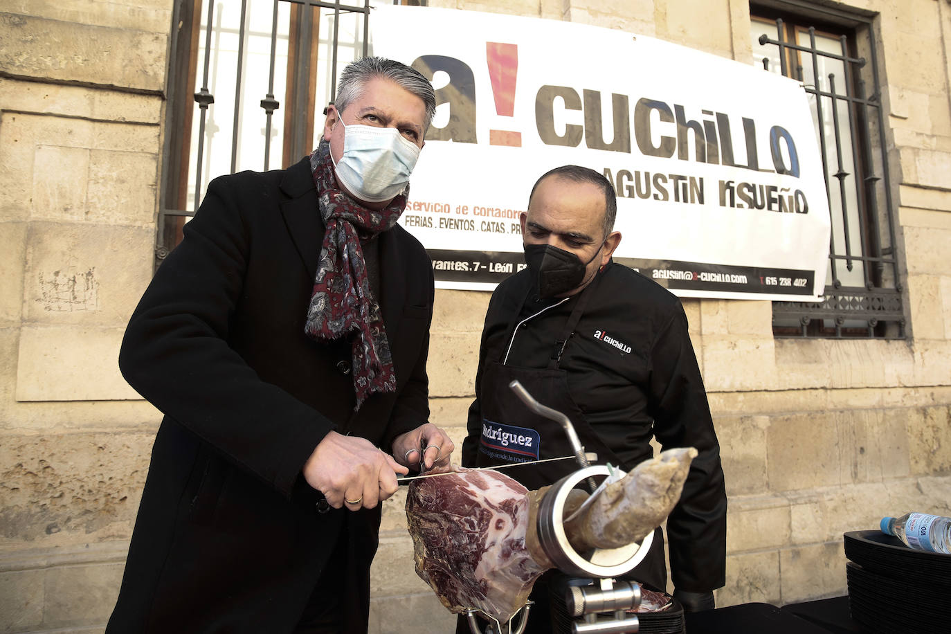 Centenares de personas participan en el corte de platos de jamón por una acción benéfica.