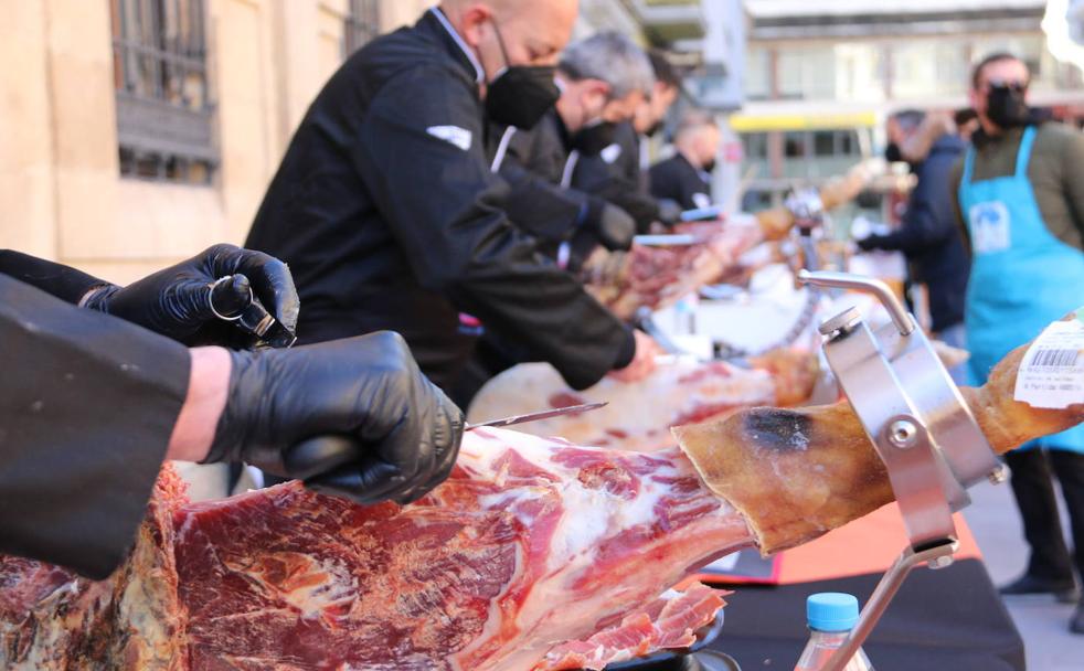 El corte de jamon solidario ha concitado a centenares de leoneses que se han querido sumar a la causa y disfrutar de un buen plato de jamón a media mañana.