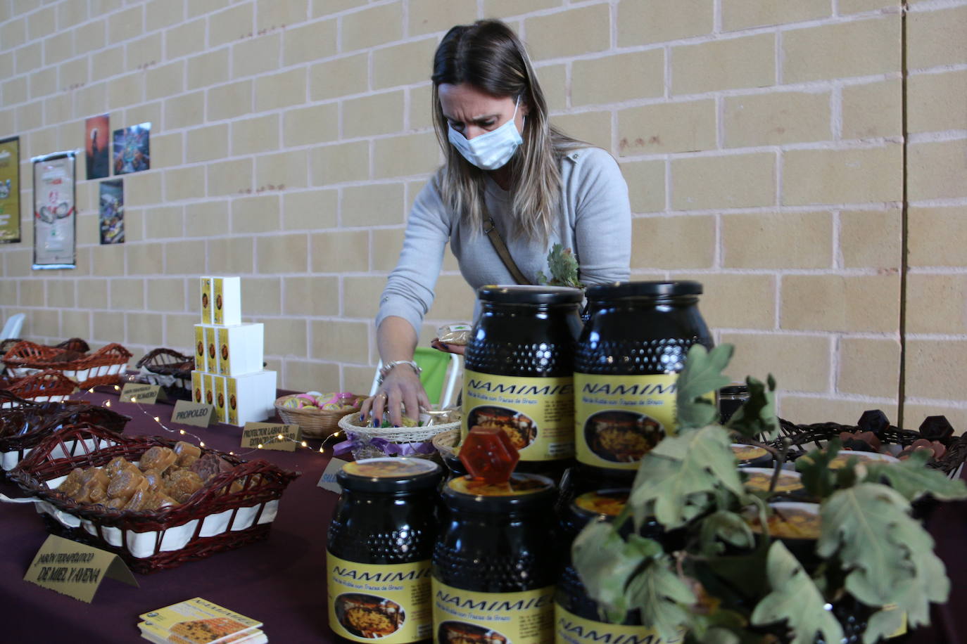 Productos artesanos leoneses se dan cita hoy en el pabellón de Sariegos. 