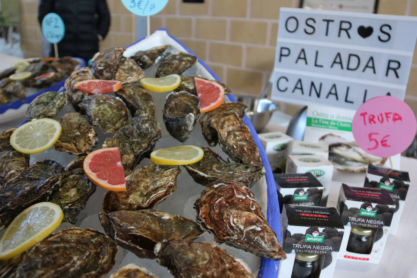 Productos artesanos leoneses se dan cita hoy en el pabellón de Sariegos. 