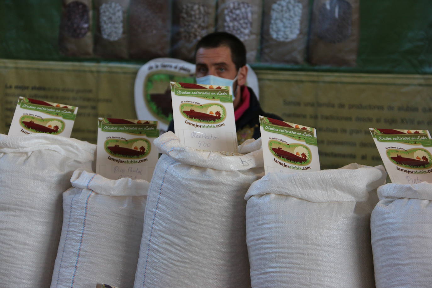 Productos artesanos leoneses se dan cita hoy en el pabellón de Sariegos. 