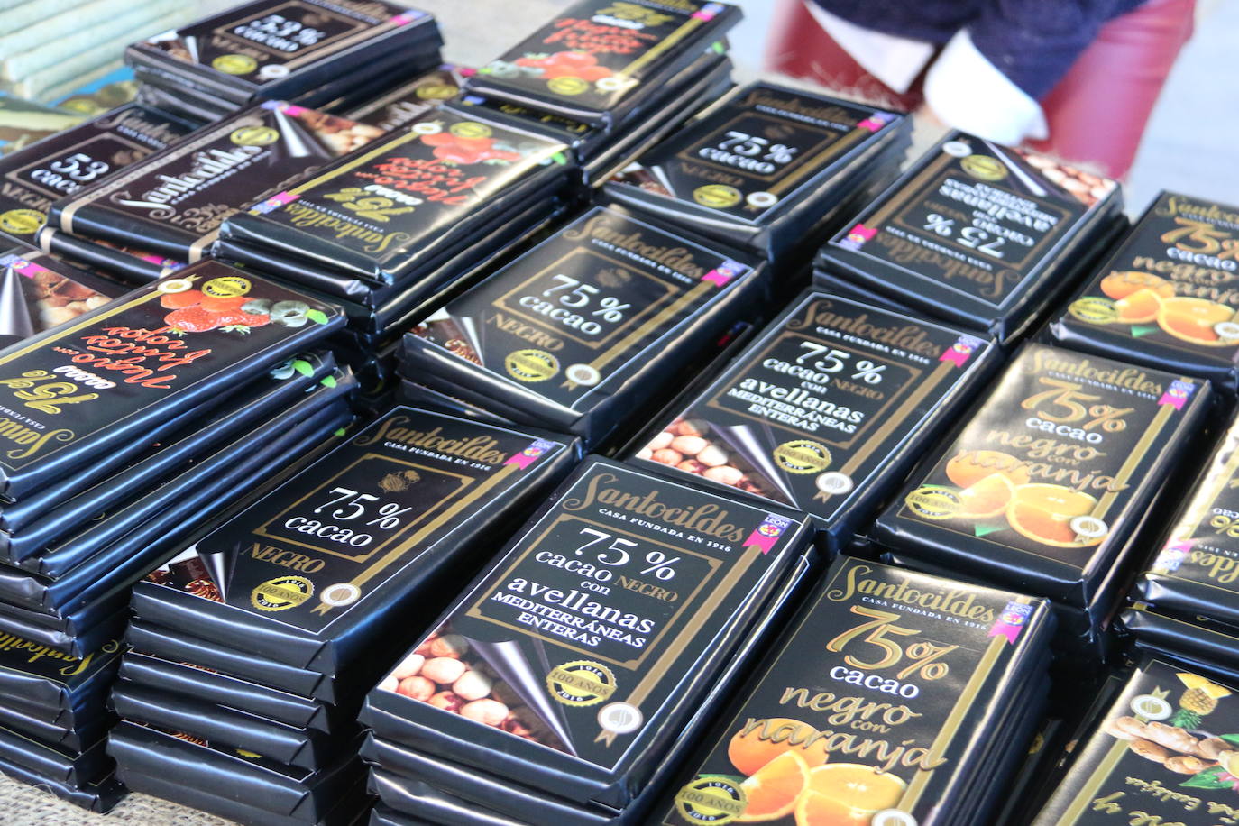 Productos artesanos leoneses se dan cita hoy en el pabellón de Sariegos. 
