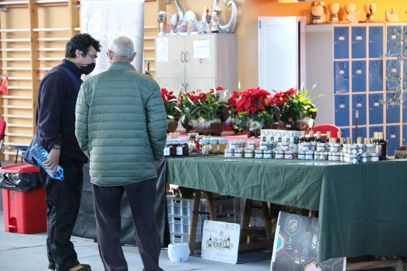 Productos artesanos leoneses se dan cita hoy en el pabellón de Sariegos. 