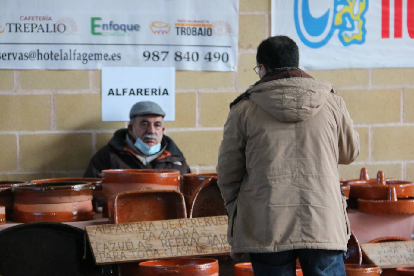 Productos artesanos leoneses se dan cita hoy en el pabellón de Sariegos. 