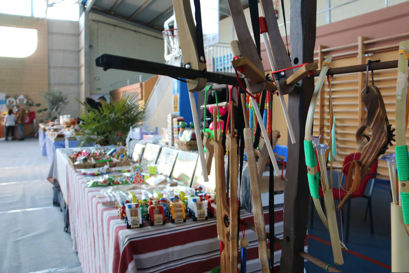Productos artesanos leoneses se dan cita hoy en el pabellón de Sariegos. 