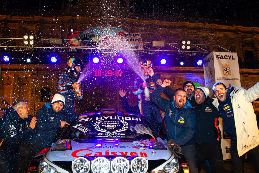Iván Ares se lleva el primer Rallye Reino de León con una emotiva celebración frente al Parador de San Marcos.