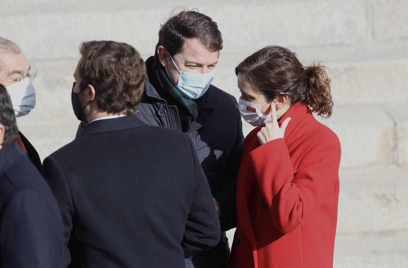 El presidente de la Junta de Castilla y León, Alfonso Fernández Mañueco, saluda la presidente del PP, Pablo Casado, en el acto conmemorativo con motivo del Día de la Constitución Española.