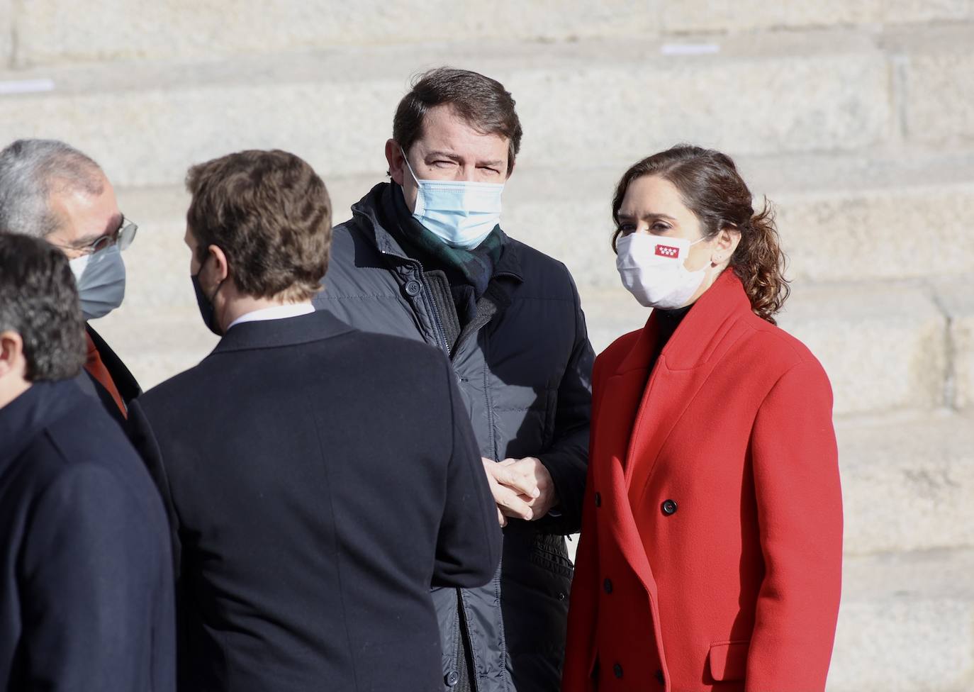 El presidente de la Junta de Castilla y León, Alfonso Fernández Mañueco, saluda la presidente del PP, Pablo Casado, en el acto conmemorativo con motivo del Día de la Constitución Española.