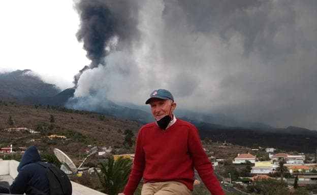 El padre de Susana Alonso posa con el volcán de La Palma de fondo. 