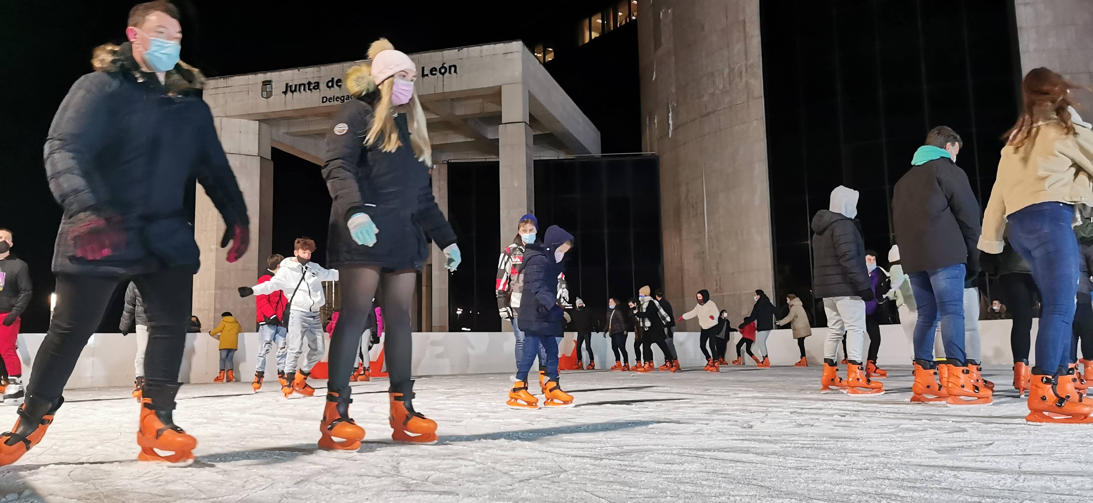 La pista de hielo se ubica en la explanada de la Junta de Castilla y León 